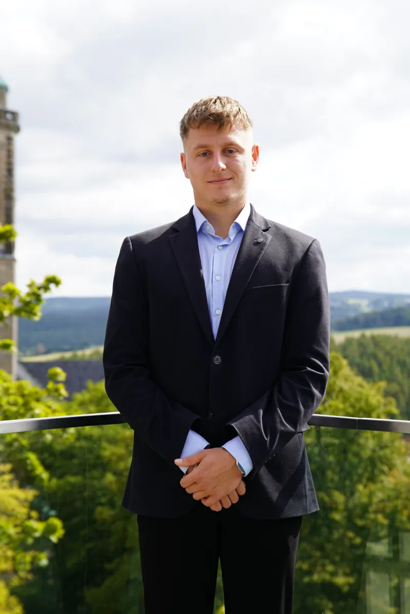 Porträt von Lukas Tilgner, Bankkaufmann, Finanz- und Vermögensberater